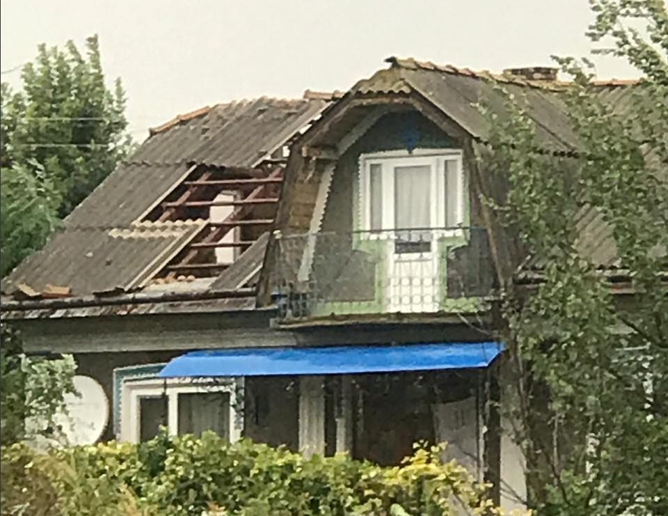 У селі Васлів негода позривала дахи з будинків