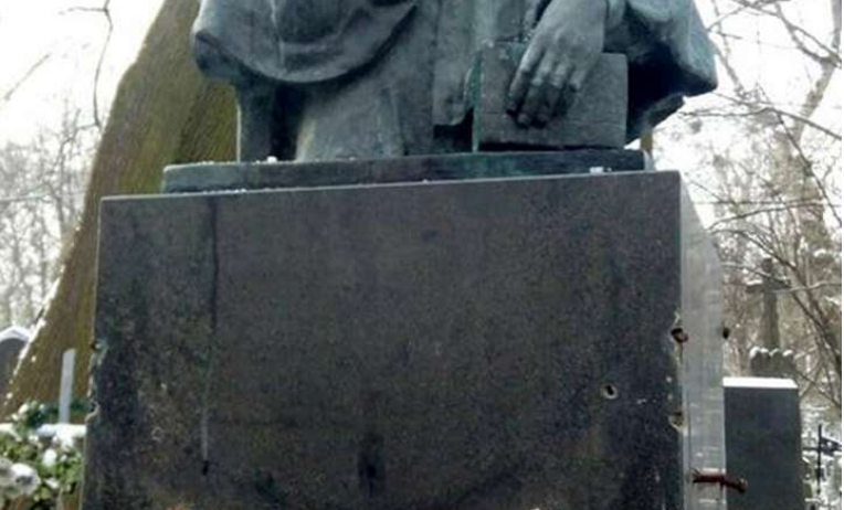 Пам’ятник Лесі Українки потрощили вандали