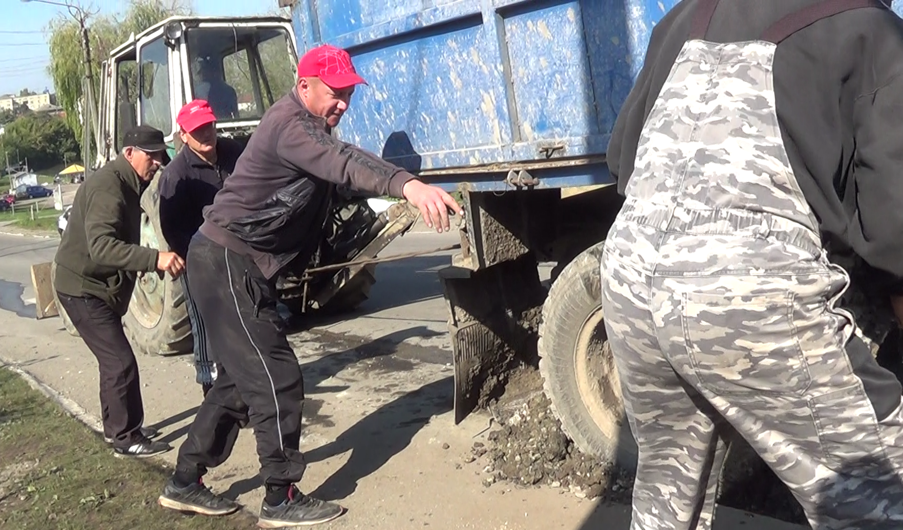 під землю провалилась вантажівка